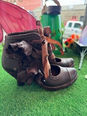 Neosens Women's Brown Floral Lace-Up Heeled Mary Jane Booties